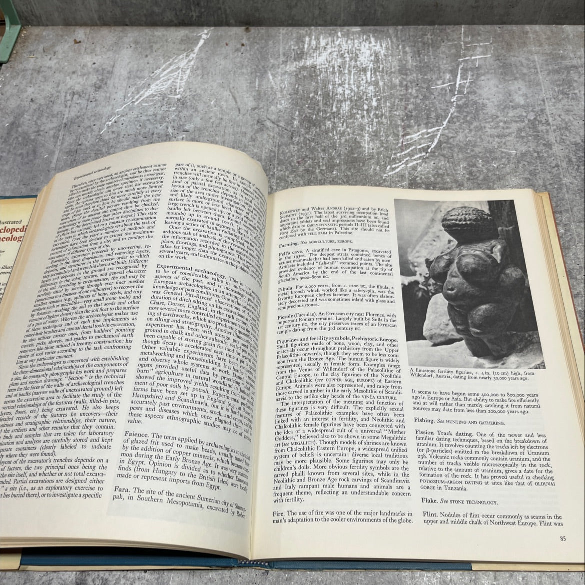 the illustrated encyclopedia of archaeology book, by glyn daniel, 1977 Hardcover image 4