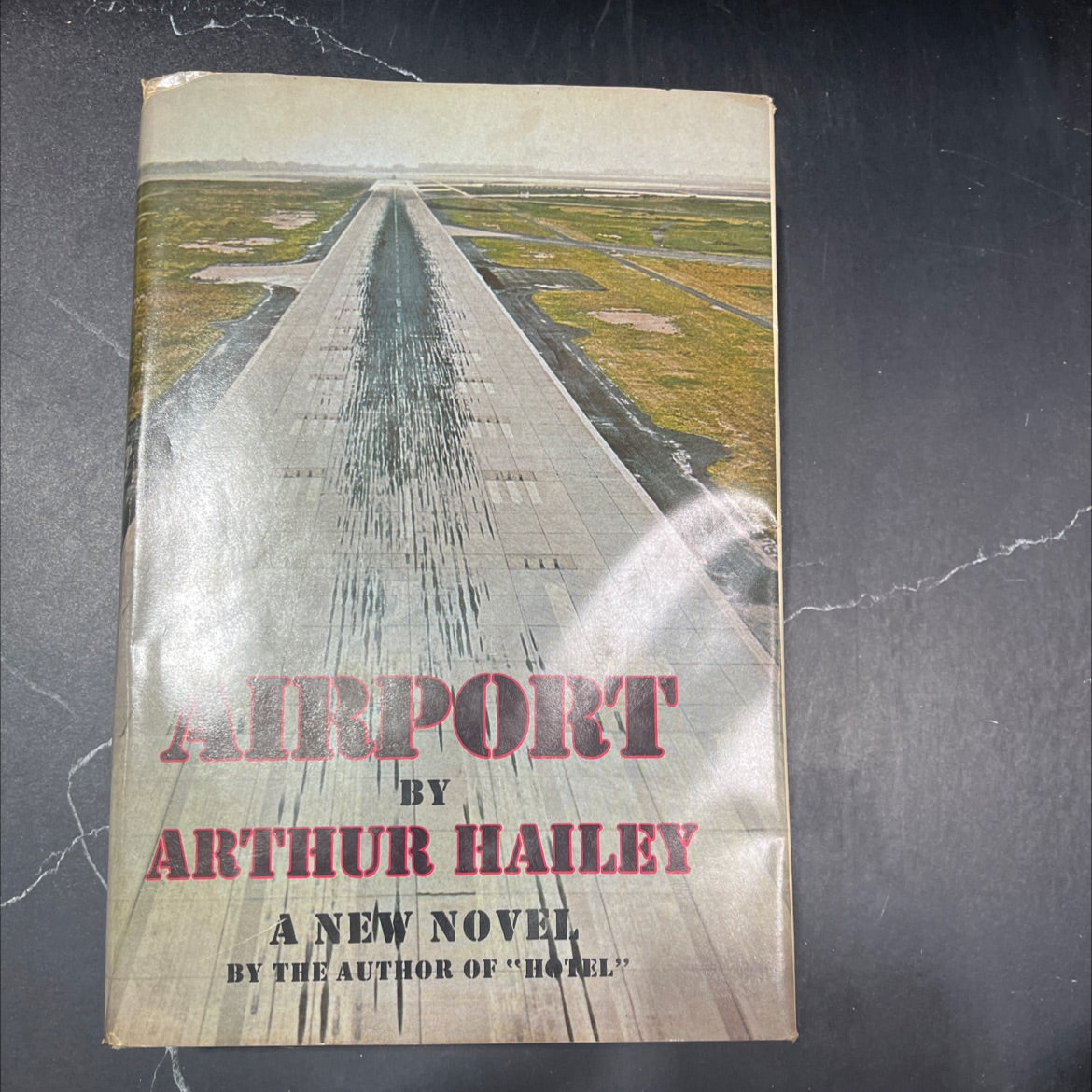 airport book, by Arthur Hailey, 1968 Hardcover image 1