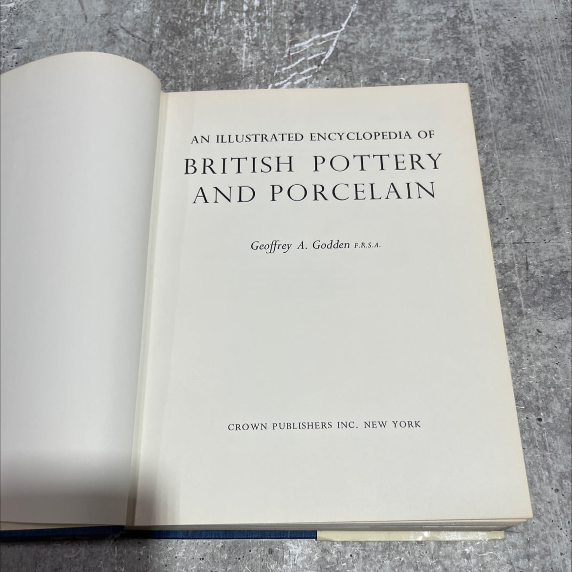 an illustrated encyclopedia of british pottery and porcelain book, by geoffrey a. godden, 1966 Hardcover image 2