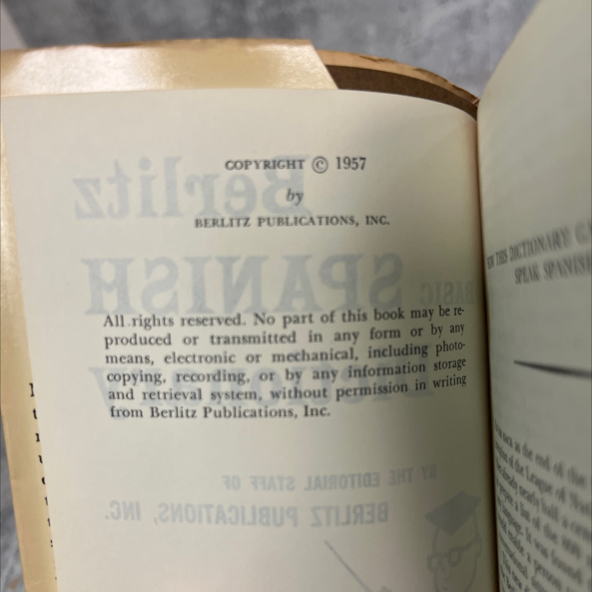 asic berlitz spanish dictionary book, by editorial staff of berlitz publications, inc., 1957 Paperback image 3