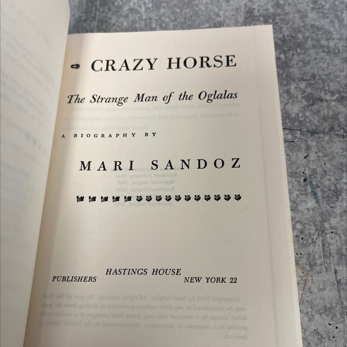 SIGNED crazy horse the strange man of the oglalas book, by mari sandoz, 1961 Hardcover, Vintage image 2