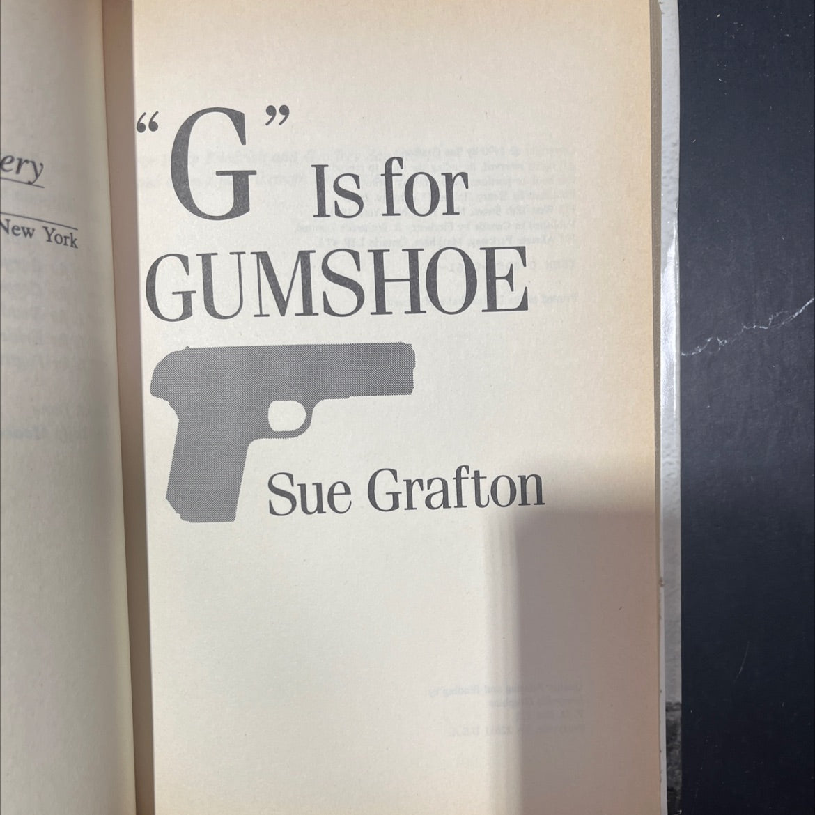 g is for gumshoe book, by Sue Grafton, 1990 Hardcover image 2