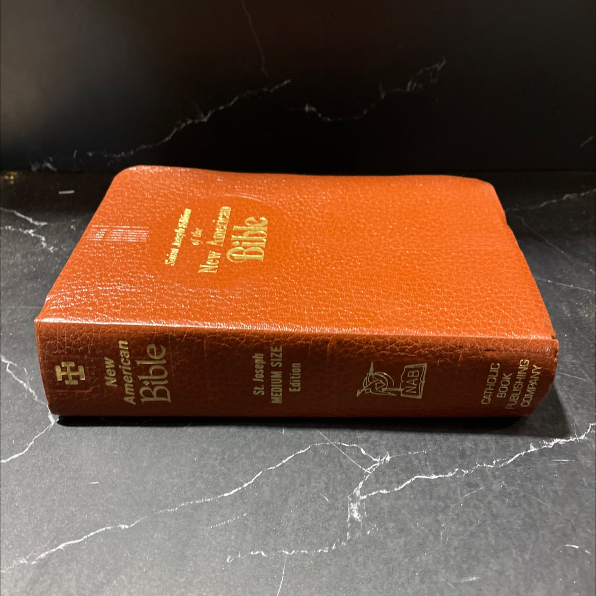 holy bible: the new american bible book, by unknown, 1991 Leather image 1