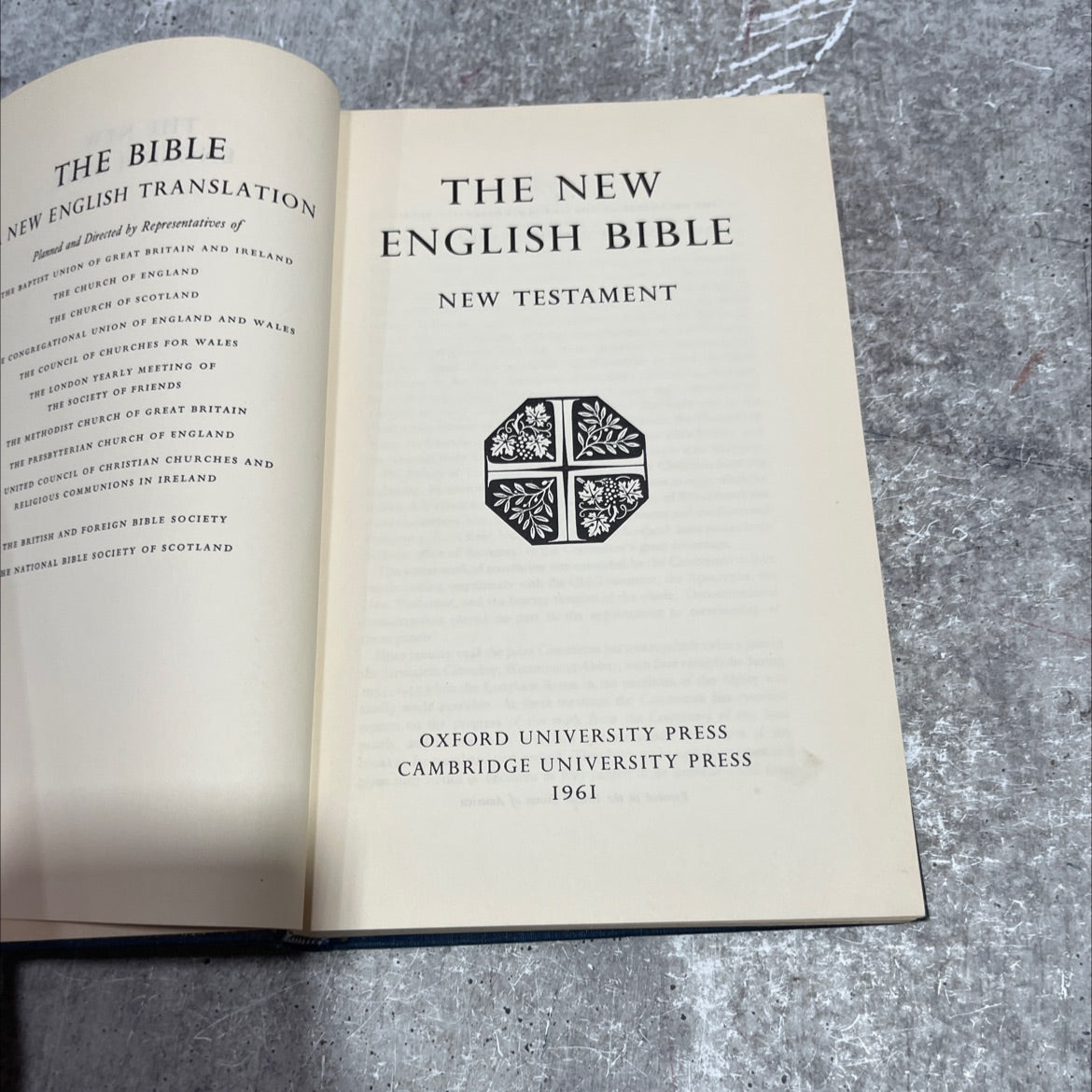 holy bible new english bible new testament book, by unknown, 1961 Hardcover image 2