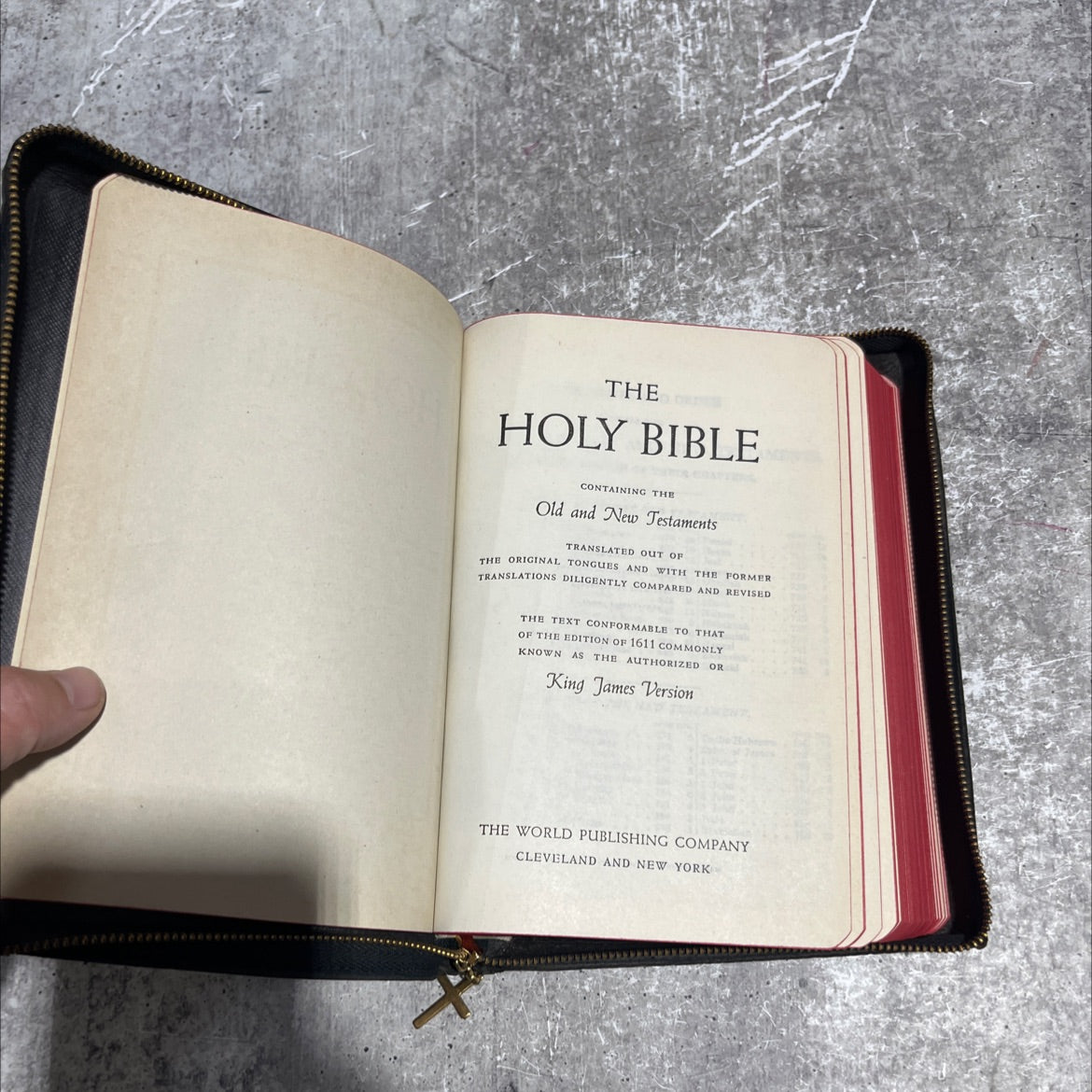 holy bible containing the old and new testaments book, by unknown, 1970 Leather image 2