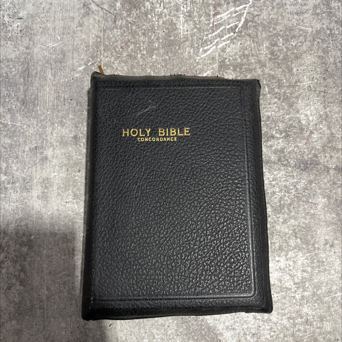 holy bible containing the old and new testaments book, by unknown, 1970 Leather image 1