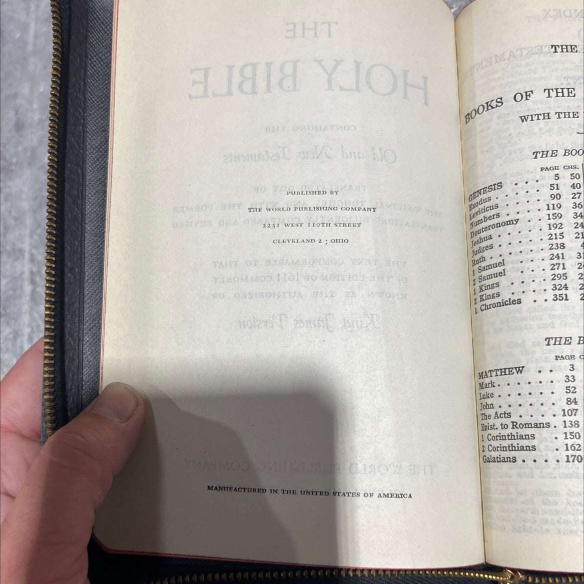 holy bible containing the old and new testaments book, by unknown, 1970 Leather image 3