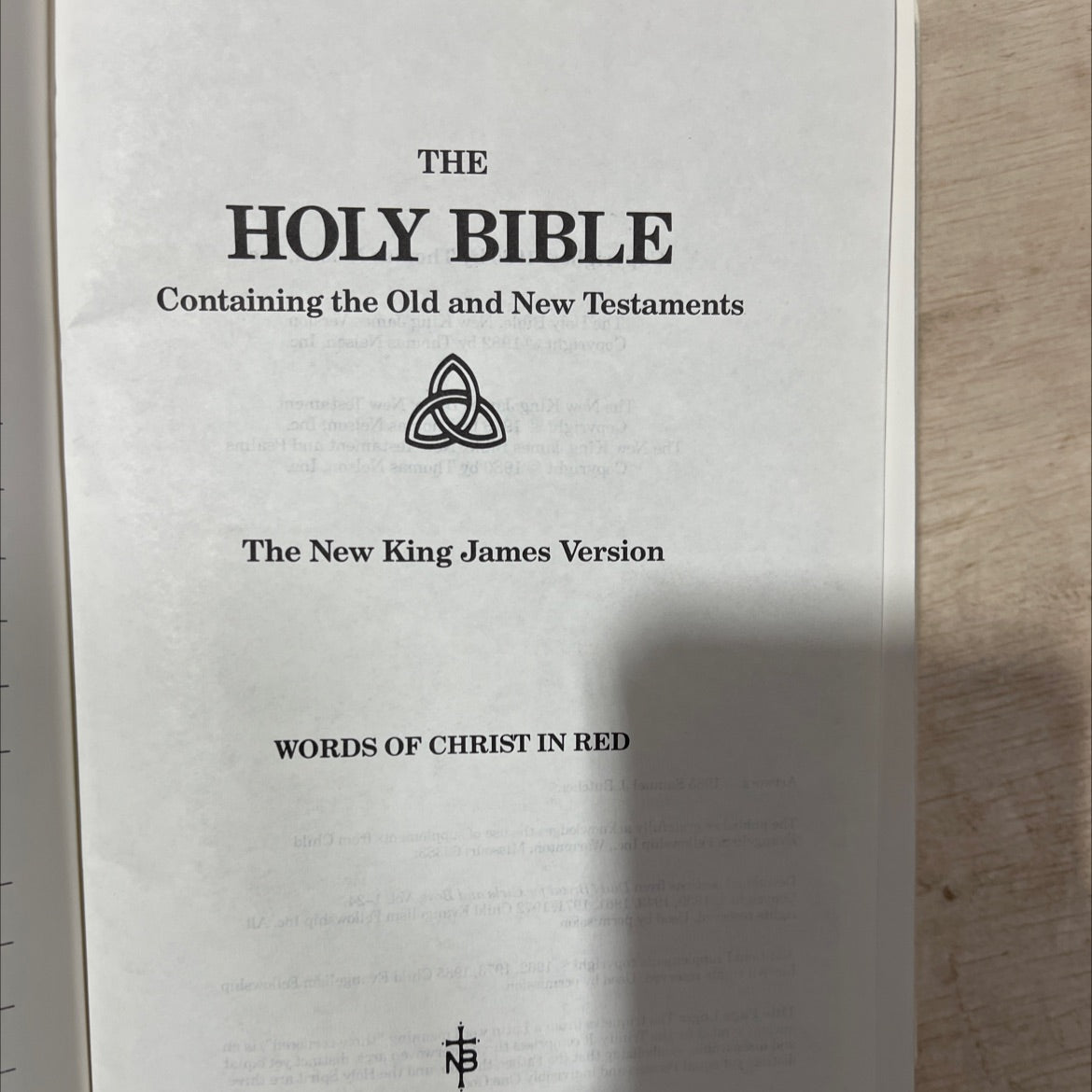 holy bible containing the old and new testaments book, by unknown, 1985 Leather, Vintage image 2