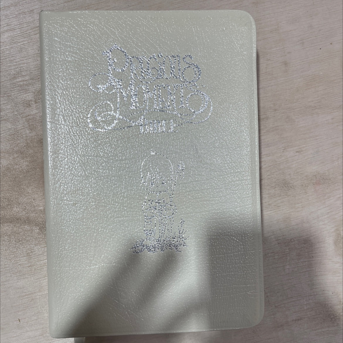 holy bible containing the old and new testaments book, by unknown, 1985 Leather, Vintage image 1