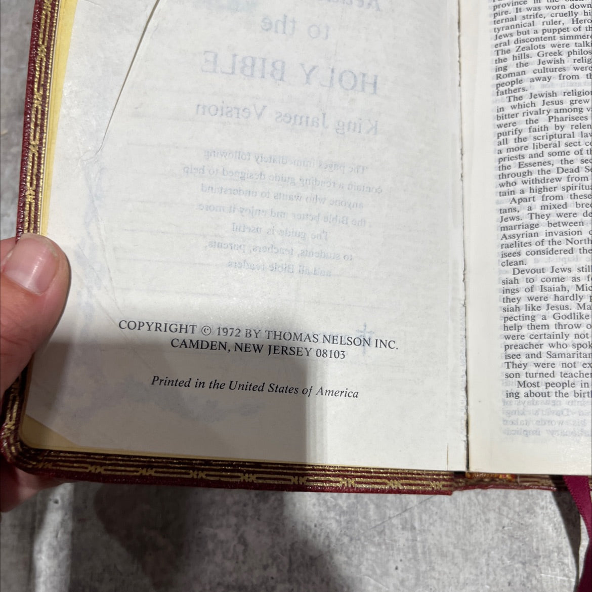 holy bible king james version book, by unknown, 1972 Leather image 3