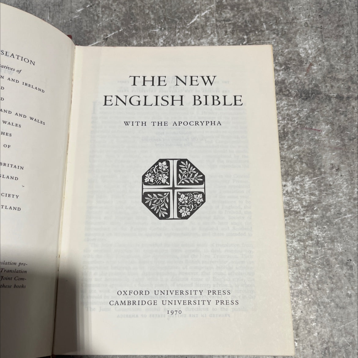 holy bible the new english bible with the apocrypha book, by unknown, 1970 Hardcover image 2