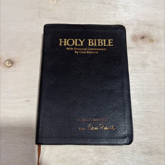 holy bible with personal commentary by oral roberts book, by Oral Roberts, 1981 Leather image 1