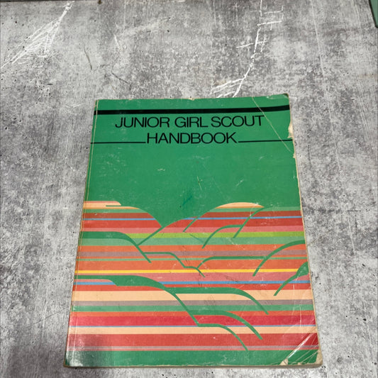 junior girl scout handbook book, by Harriet S. Mosatche, Sharon Woods Hussey, Damariz Z. Winborne, Verna L. Simpkins, image 1