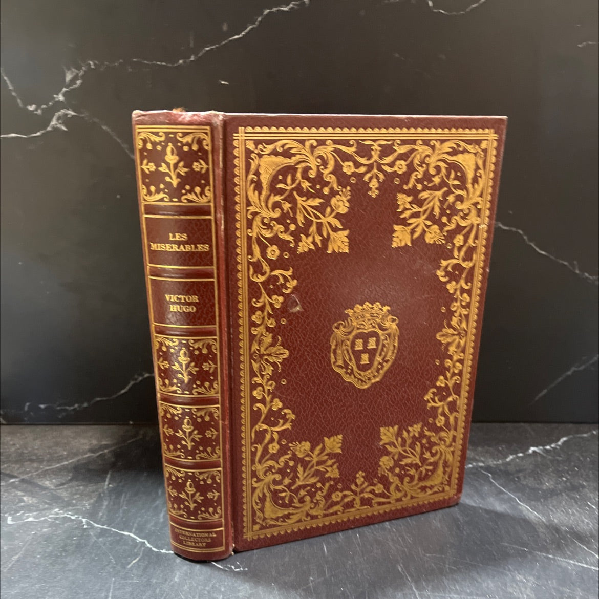 les misérables book, by victor hugo, 1954 Leather image 1