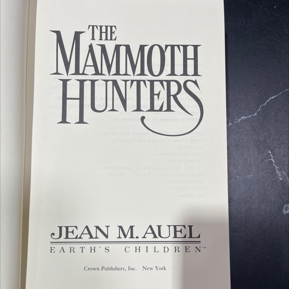 mammoth hunters book, by Jean M. Auel, 1985 Hardcover, First Edition, Vintage image 2