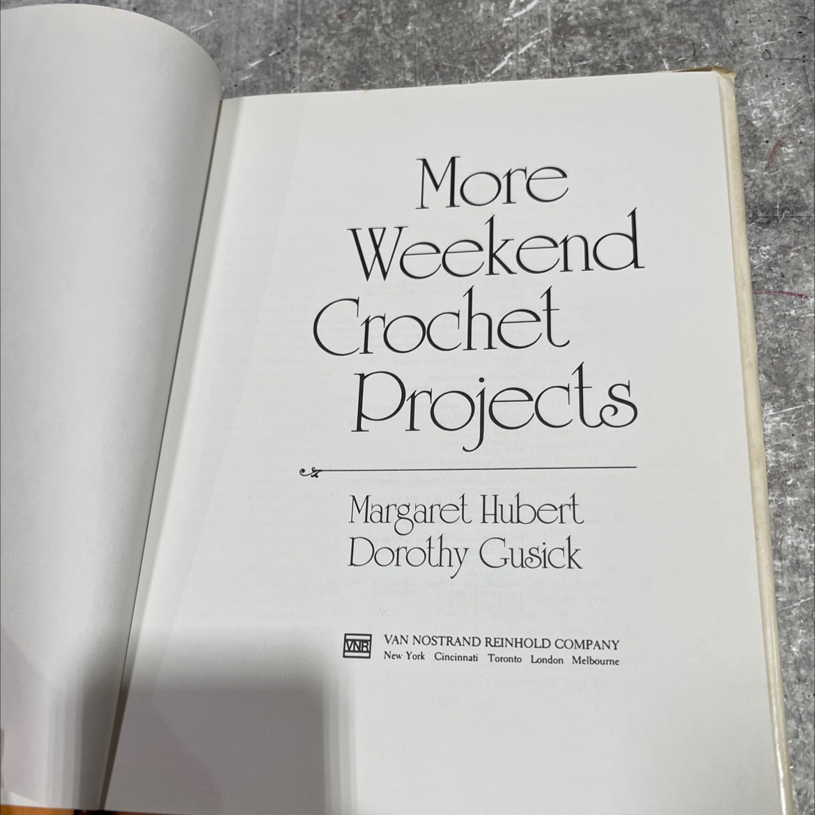 more weekend crochet projects book, by margaret hubert, dorothy gusick, 1983 Hardcover image 2