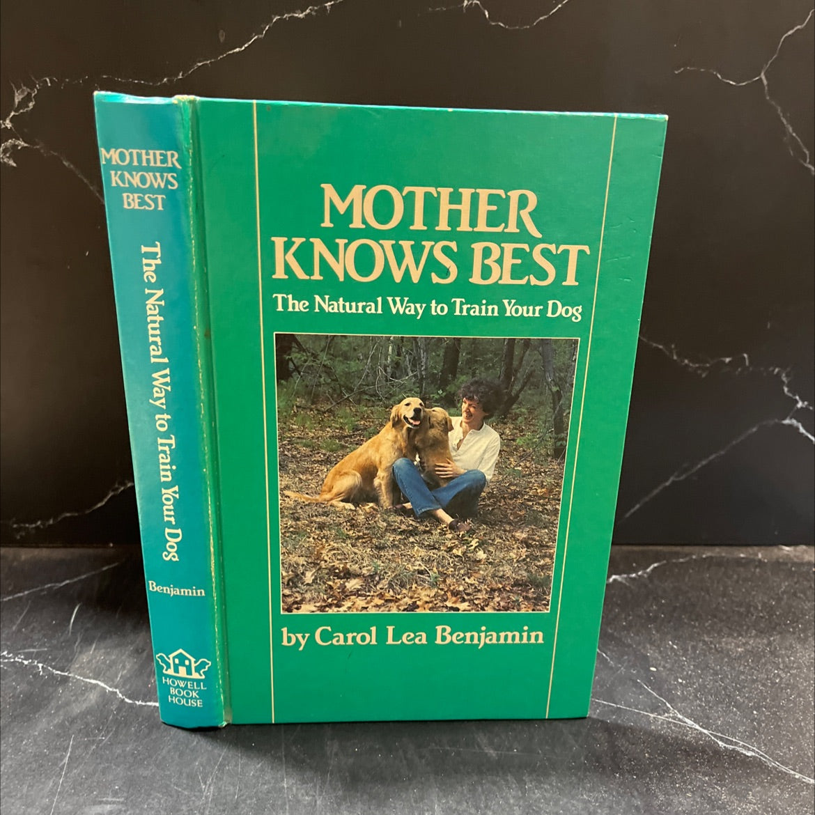 mother knows best the natural way to train your dog book, by Carol Lea Benjamin, 1985 Hardcover image 1