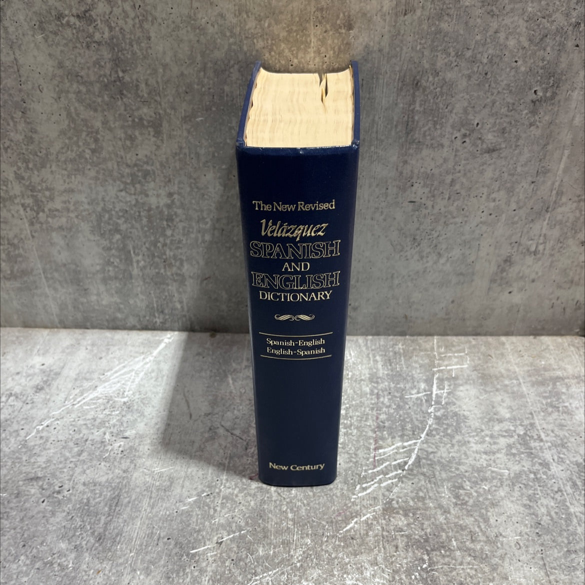 new revised velázquez spanish and english dictionary book, by mariano velazquez de la cadena, edward gray, juan l. image 4
