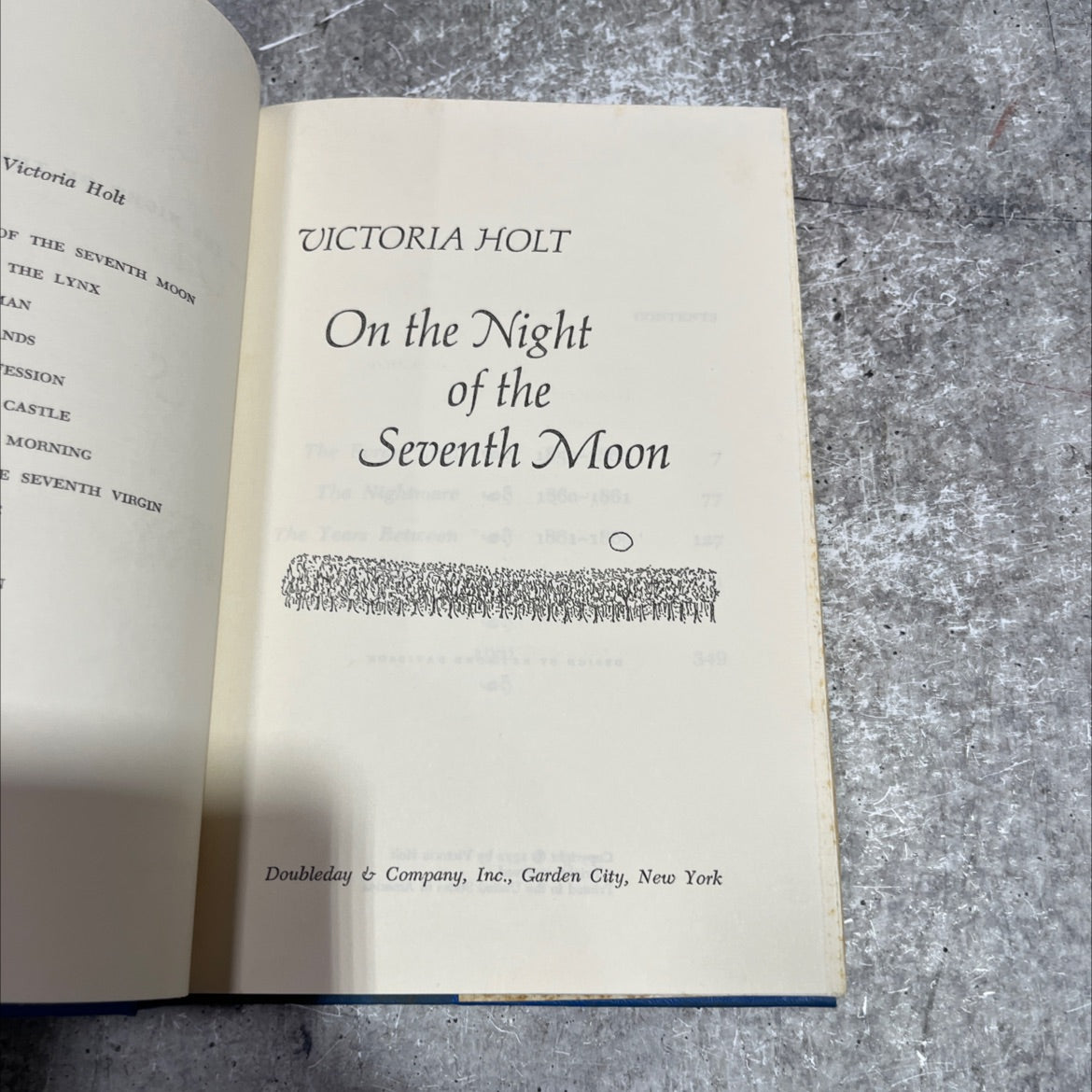 on the night of the seventh moon book, by victoria holt, 1972 Hardcover image 2