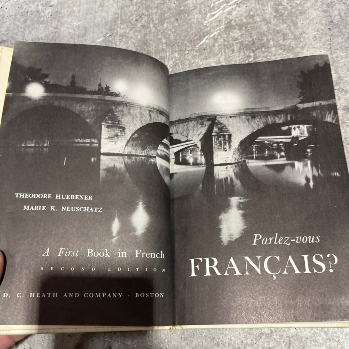 parlez-vous a first book in french book, by theodore huebener, marie k. neuschtatz, 1958 Hardcover image 2