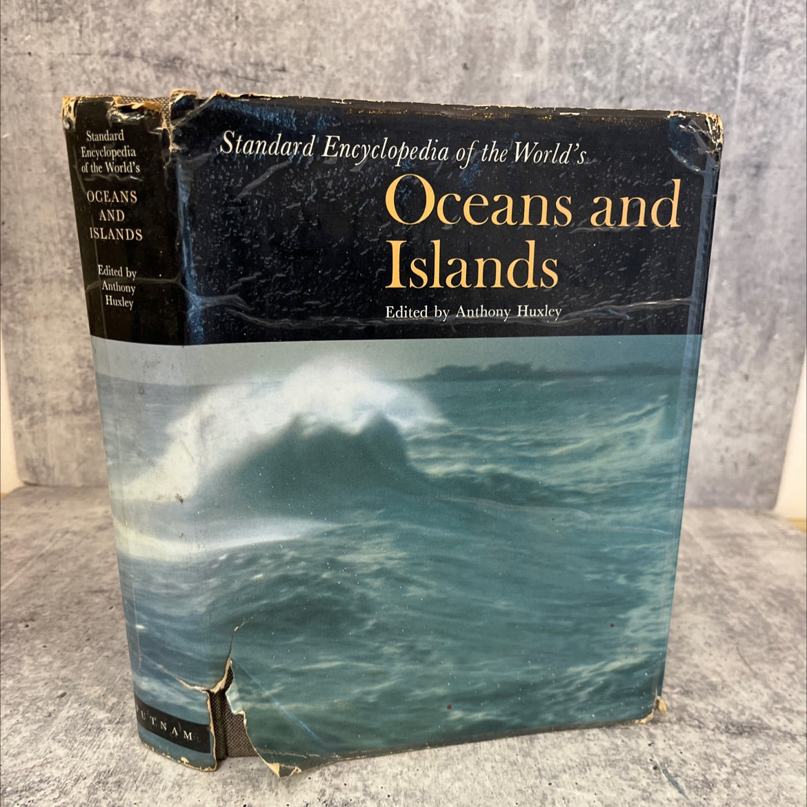 standard encyclopedia of the world's oceans and islands book, by anthony huxley, 1962 Hardcover, Vintage image 1