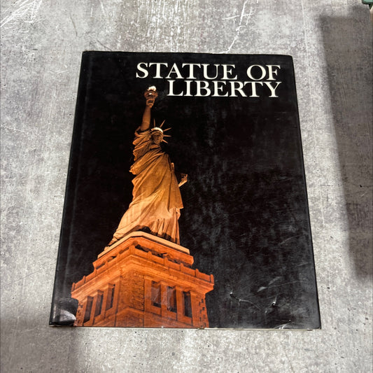 statue of liberty book, by oscar handlin and the editors of the newsweek book division, 1971 Hardcover image 1