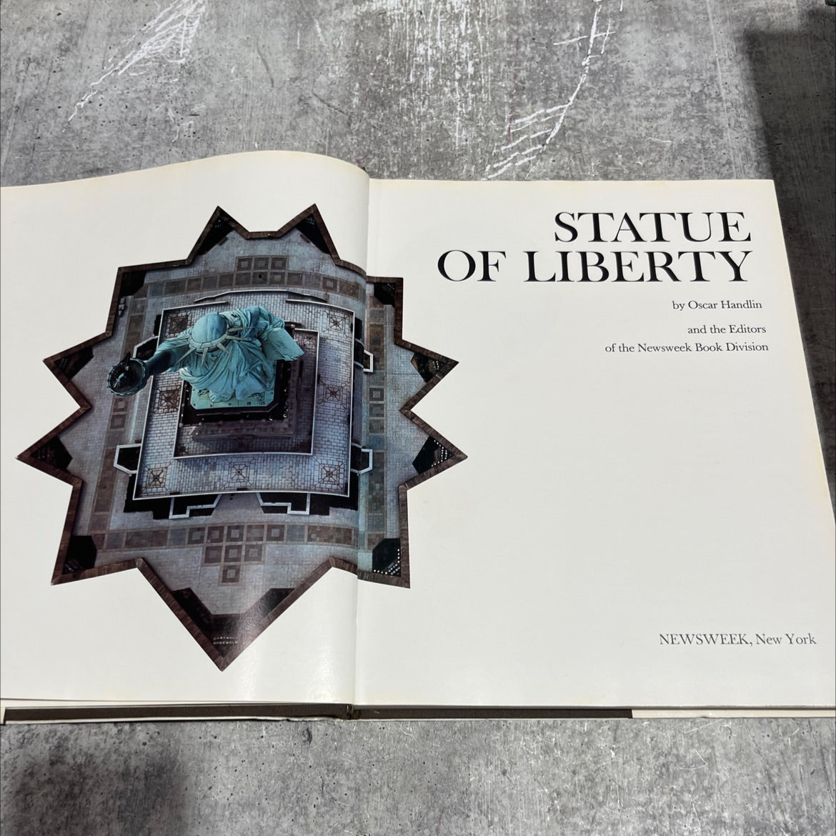 statue of liberty book, by oscar handlin and the editors of the newsweek book division, 1971 Hardcover image 2