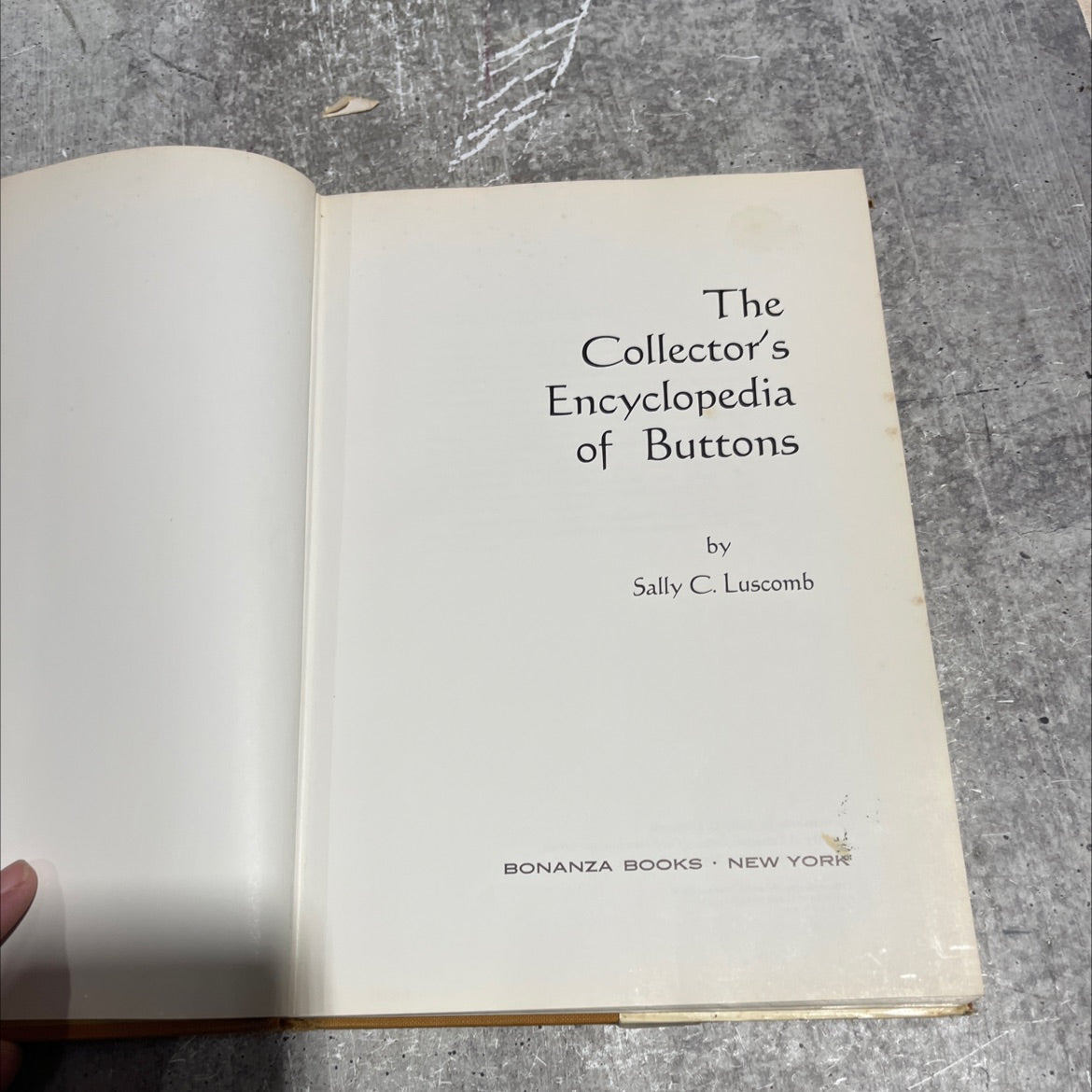 the collector's encyclopedia of buttons book, by Sally C. Luscomb, 1970 Hardcover image 2
