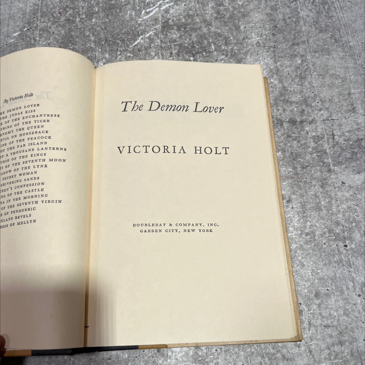 the demon lover book, by victoria holt, 1982 Hardcover image 2
