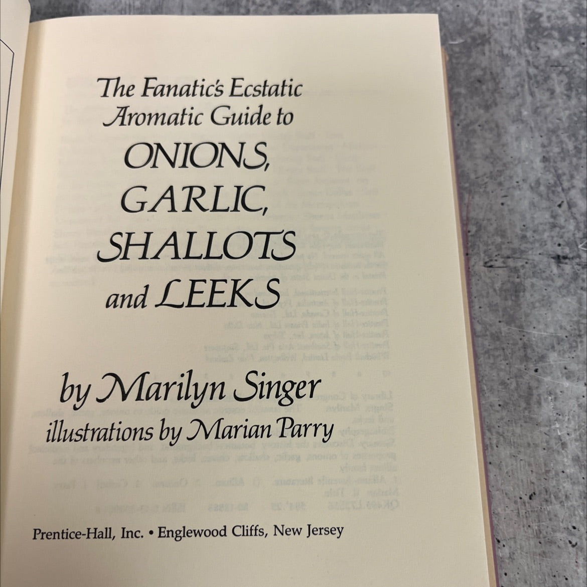 the fanatic's ecstatic aromatic guide to onions garlic shallots and leeks book, by Marilyn Singer, 1981 Hardcover image 2