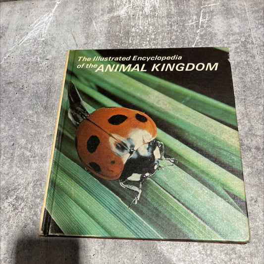 the illustrated animal encyclopedia of the danbury press kingdom book, by percy knauth, 1971 Hardcover image 1