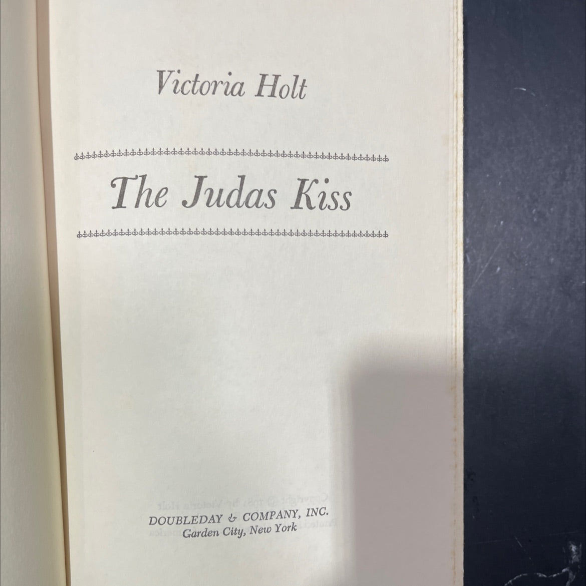 the judas kiss book, by Victoria Holt, 1981 Hardcover image 2
