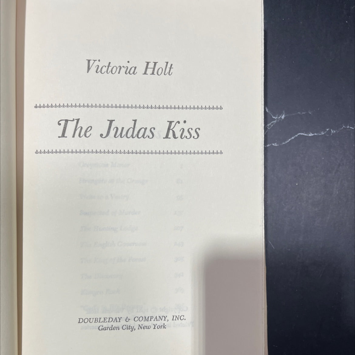 the judas kiss book, by Victoria Holt, 1981 Hardcover image 2