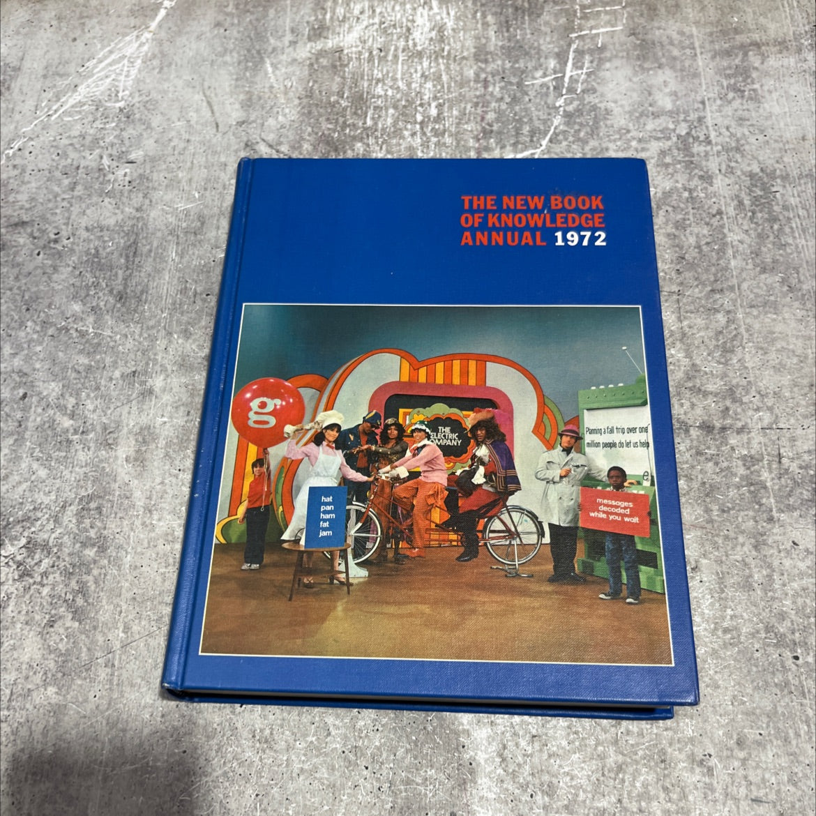 the new book of knowledge annual the young peoples book of the year a review of the events of 1971 book, by grolier image 1