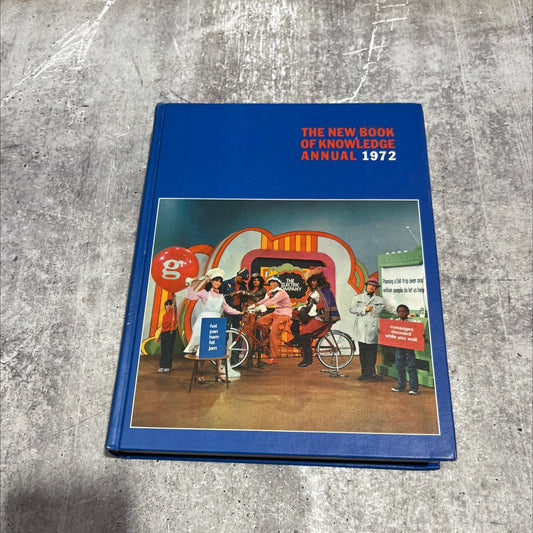 the new book of knowledge annual the young peoples book of the year a review of the events of 1971 book, by grolier image 1