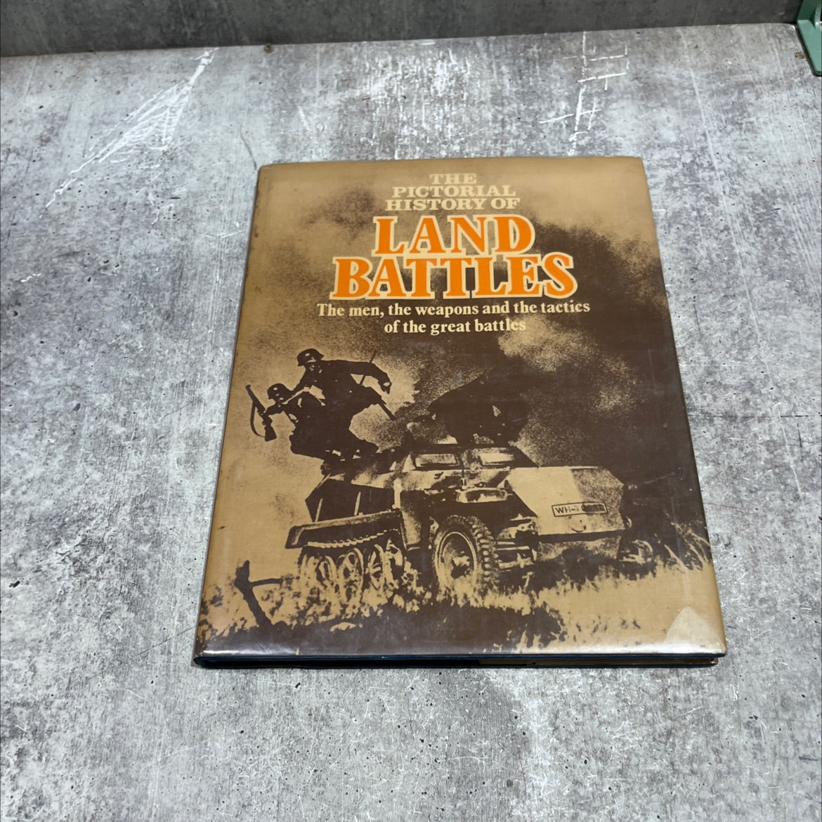 the pictorial history of land battles book, by alastair revie, 1974 Hardcover image 1