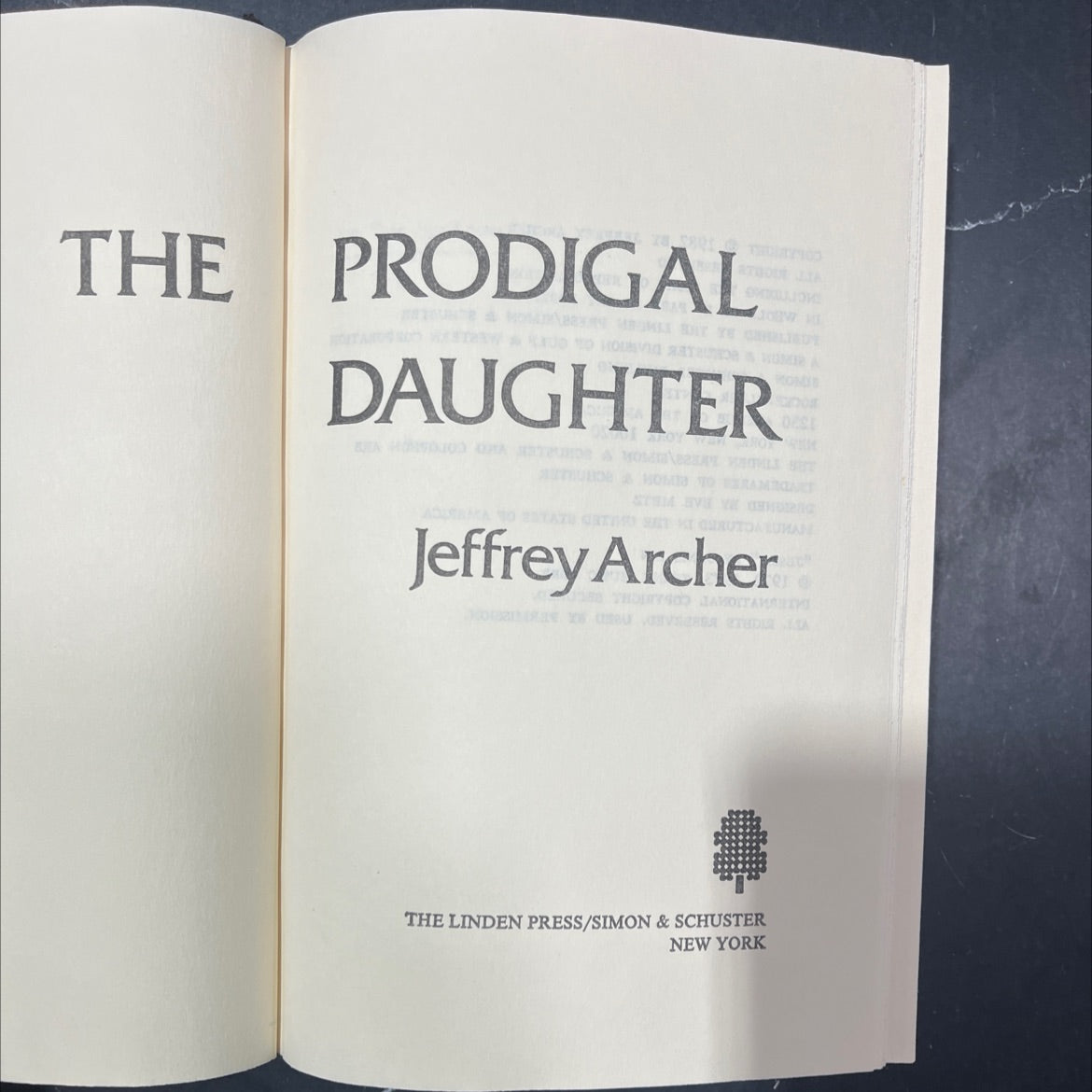 the prodigal daughter book, by jeffrey archer, 1982 Hardcover image 2
