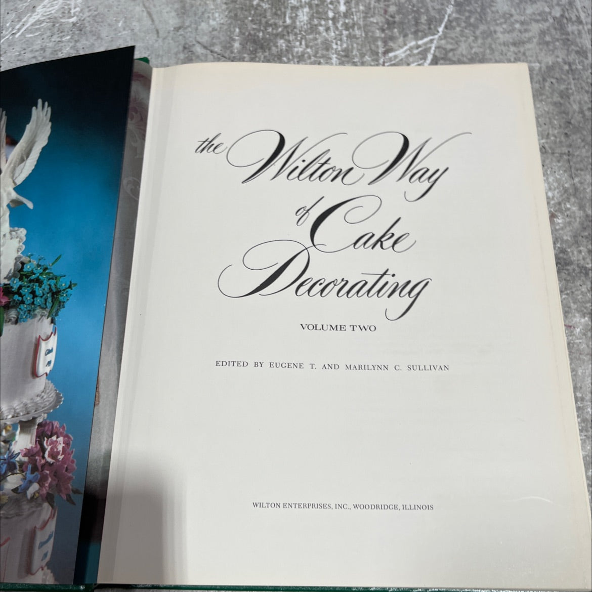 the wilton way of cake decorating volume two book, by eugene t. sullivan, marilynn c. sullivan, 1982 Hardcover image 2