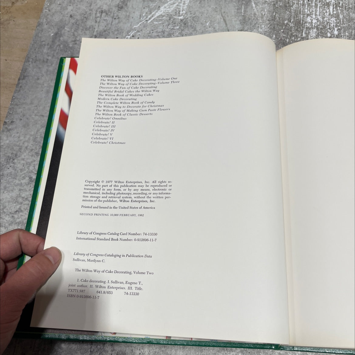 the wilton way of cake decorating volume two book, by eugene t. sullivan, marilynn c. sullivan, 1982 Hardcover image 3