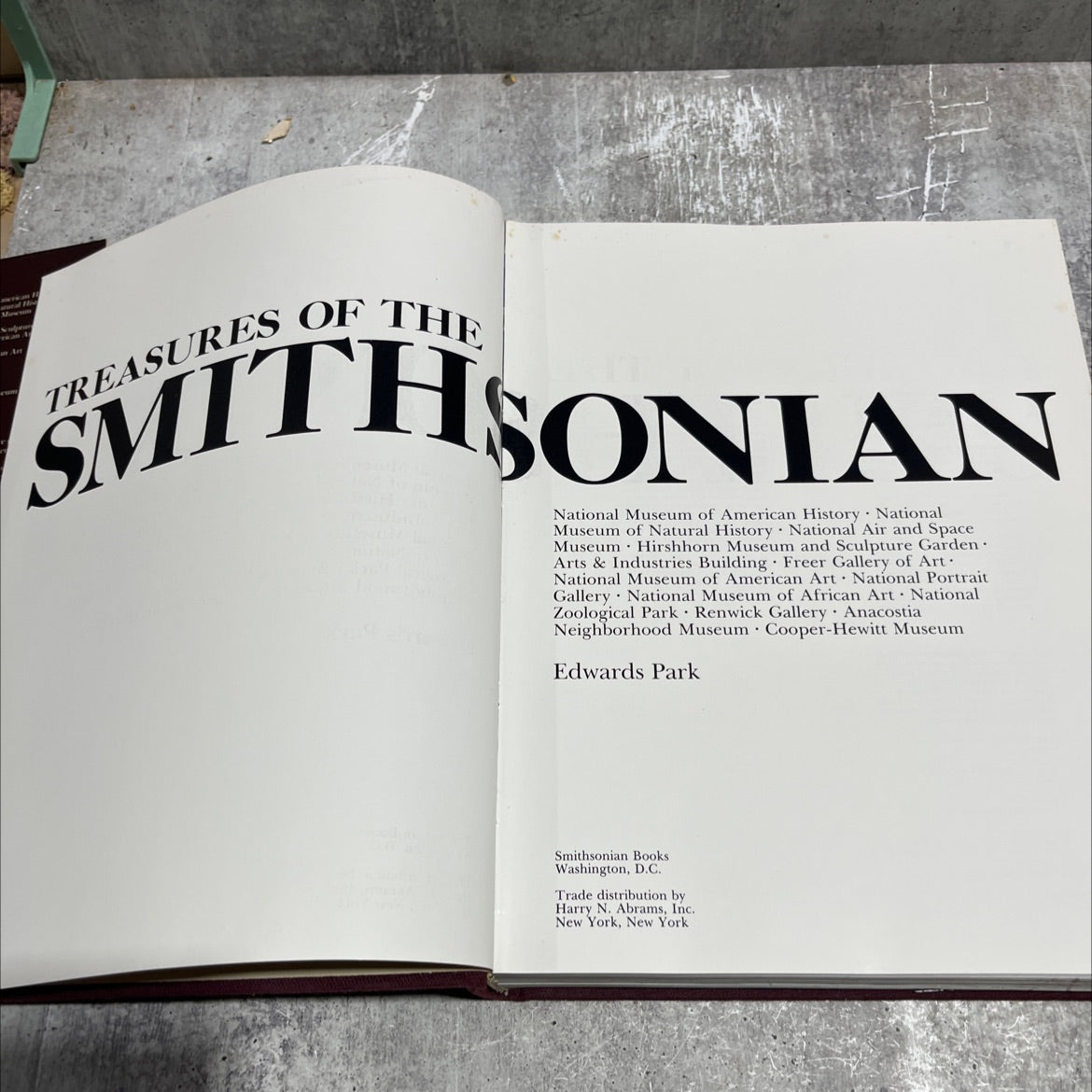 treasures of the smithsonian book, by edwards park, 1983 Leather image 2